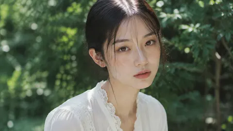 超写实胶片人像特写，年轻东亚女性，五官干净清冷，浅棕眼眸，面部分布淡淡的天然小雀斑。深色低盘发，几缕细碎碎发散落在脸颊两侧，原生素颜质感，轻薄自然肌肤光泽，嘴唇浅裸粉色。身穿白色蕾丝花边领口宽松衬衫。
背景是户外虚化茂密绿色灌木丛，柔和斑驳的林间自然光，漫射夏日天光，通透清新冷调绿色散景。浅景深，焦点锁定女孩面部，背景柔和虚化。
日系治愈写真风格，电影感柔和光影，低对比度，淡雅清新色调，柯达 Portra 胶片质感，轻微自然胶片颗粒，原生相机直出，无过度磨皮，保留真实皮肤肌理。半身取景。