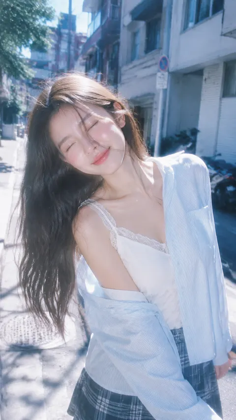 成年年轻女性，清透桃粉甜美妆，深棕长直发与自然风吹碎发，白色蕾丝吊带搭配宽松浅蓝条纹衬衫、深蓝格纹下装；盛夏城市街巷实景，人物处于强烈日照中，皮肤与浅色服装局部高曝光，背景保留冷青色阴影与真实街景杂乱感；竖版人像，以近景、半身和三分之二身体为主，人物直视镜头或闭眼甜笑，动作轻松俏皮；整体呈低锐度、轻柔焦、亮部 bloom、低饱和蓝白色调的便携数码相机抓拍质感。