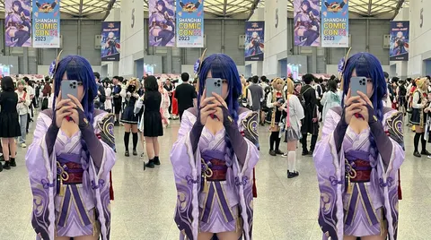 Genshin Impact {argument name="character" default="Raiden Shogun"} cosplay selfies at the {argument name="event" default="Shanghai Comic Con"}